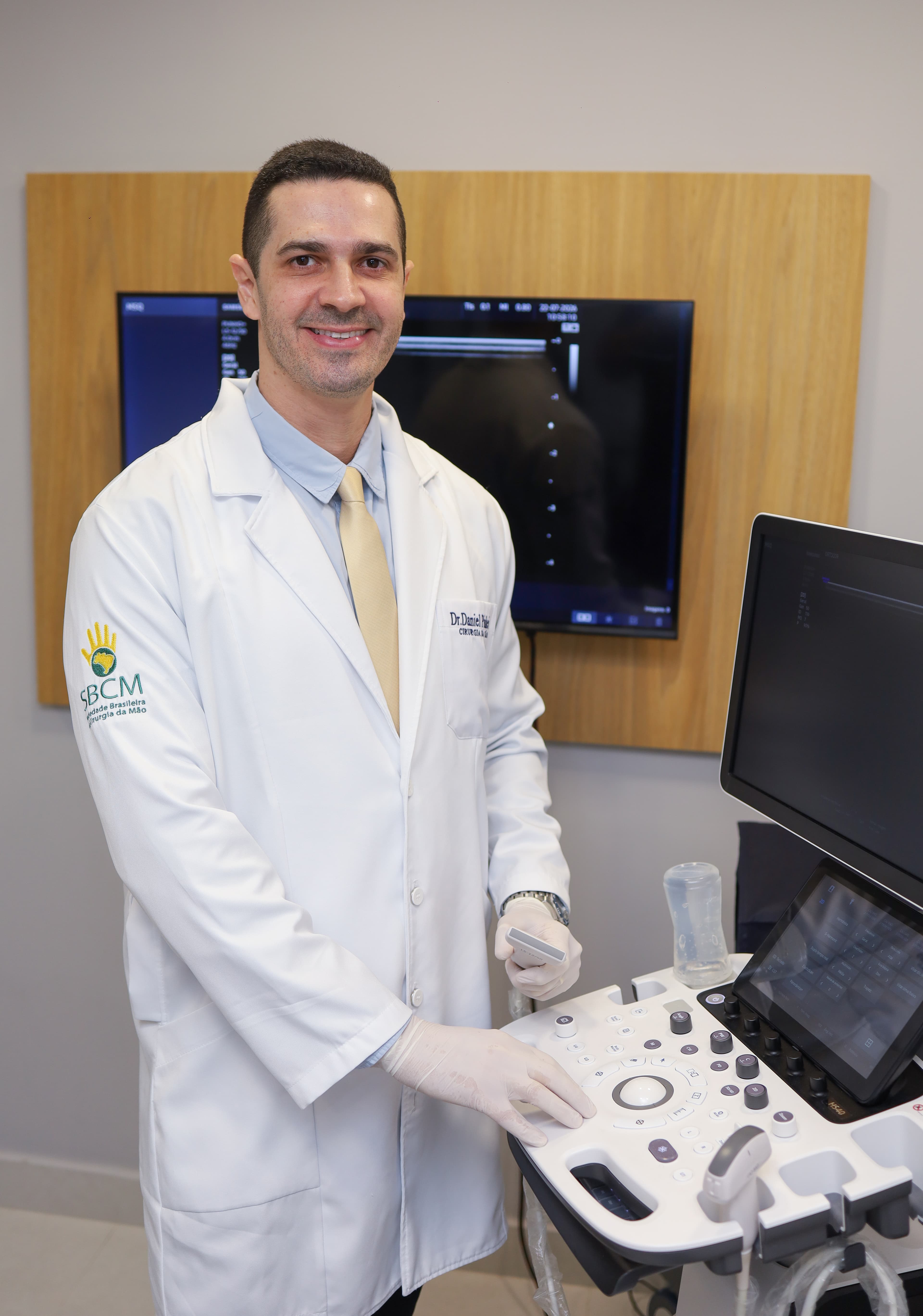 Dr. Daniel Pinheiro ao lado do aparelho de ultrassom usado na infiltração guiada